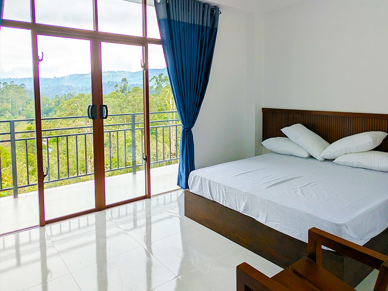 Queen Deluxe Room with mountain-view balcony at Ophelia, Diyatalawa
